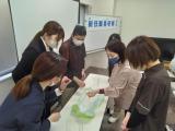 オムツ業者によるオムツの当て方を学びました