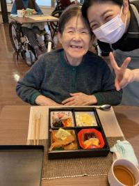 美味しい食事を前に満面の笑みですね！