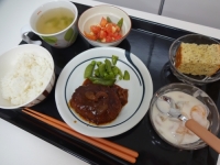 本日のお食事は、ハンバーグです♪